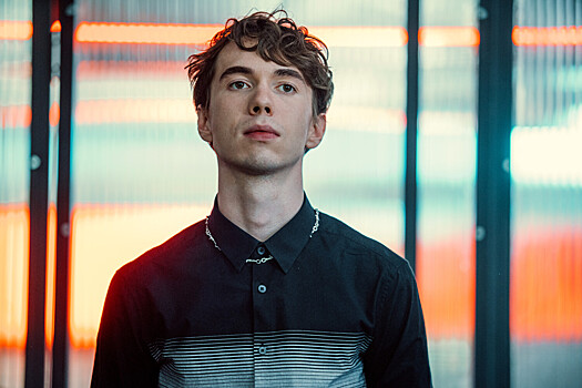 Денис Власенко заявил, что устал играть неуклюжих школьников