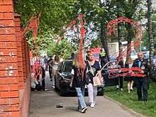 Под Москвой BMW влетел в толпу людей у здания колледжа и сбил четырех человек