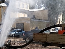 Водопровод на одной из центральных улиц Саратова находится в аварийном состоянии