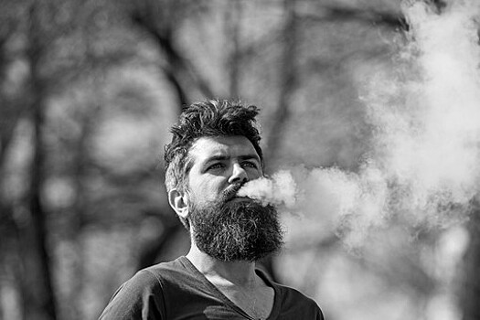 Хирург Блюмкин: курение - противопоказание к имплантации зубов