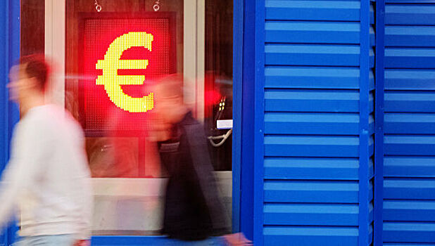 ЦБ понизил курс евро на 2,54 рубля