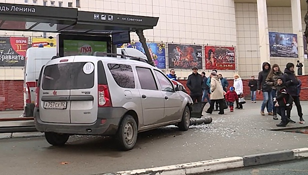 Автомобиль врезался в остановку с людьми в центре Симферополя