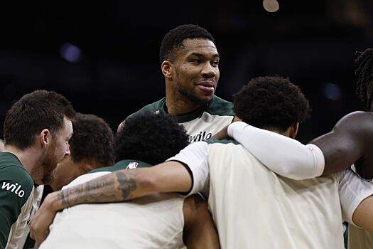 Крис Пол толкнул Янниса Адетокунбо во время матча Сан-Антонио Спёрс — Милуоки Бакс: после игры баскетболисты вступили в перепалку