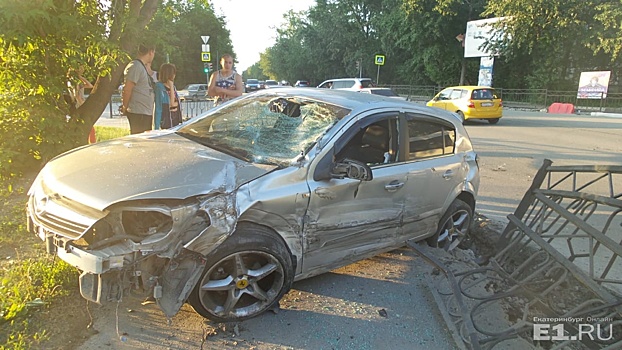 На ЖБИ водитель Opel после столкновения с Nexia протаранил дорожное ограждение