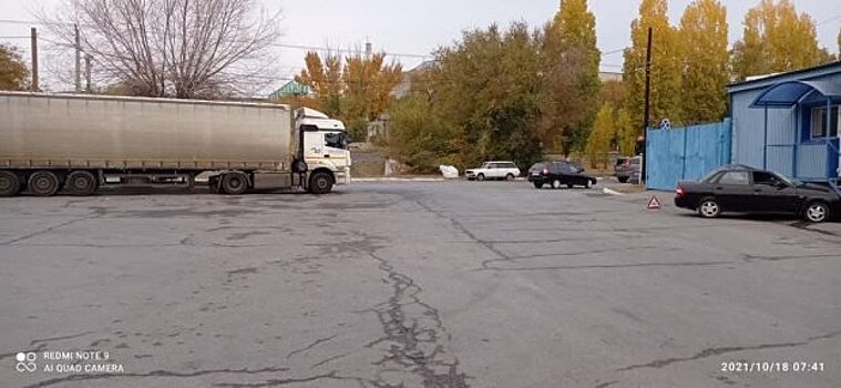 В Волгограде в массовом ДТП с фурой «Priora» протаранила магазин