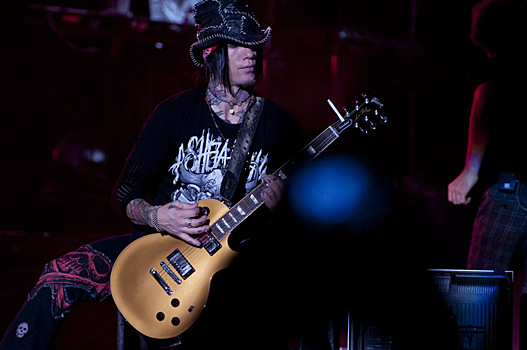 Гитарист Ди-Джей Эшба ушел из Guns N' Roses.