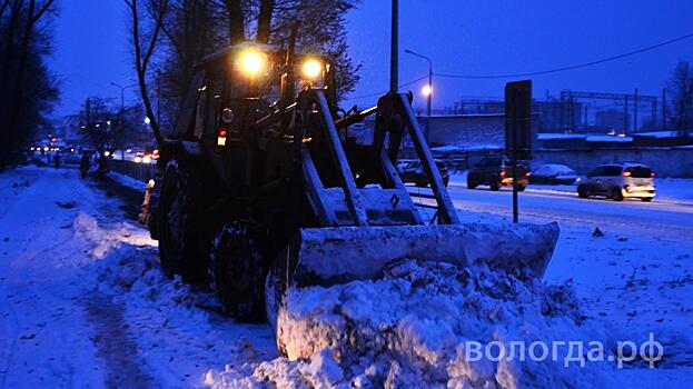 Этой ночью коммунальщики вывозили снег из Заречья и с центральных улиц Вологды