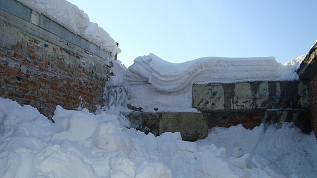 В Томске из-за схода снега с крыши погиб один ребенок и еще один получил травмы