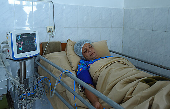 Бахар Мурадова навестила раненую армянскими ВС жительницу Алханлы