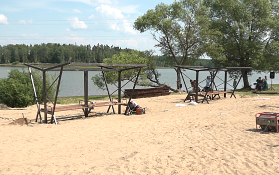 Место для спасения от жары. Песчаный пляж оборудовали в Осташевском Волоколамского района