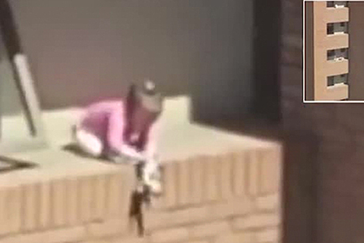 Девочка поиграла с куклой на краю балкона и перепугала окружающих