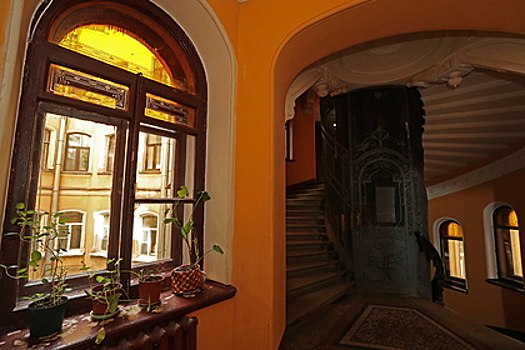 В Петербурге нашли брошенного в подъезде дома младенца