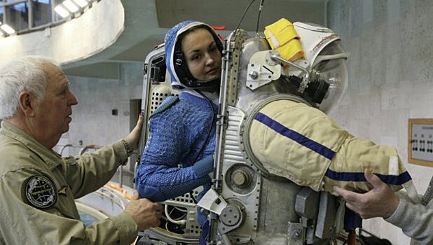 Российские космонавты испытали новые скафандры