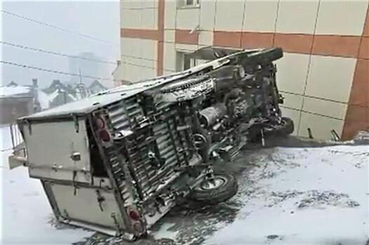 «Туда лезть – это самоубийство». Очередное ДТП с участием грузовика произошло во Владивостоке
