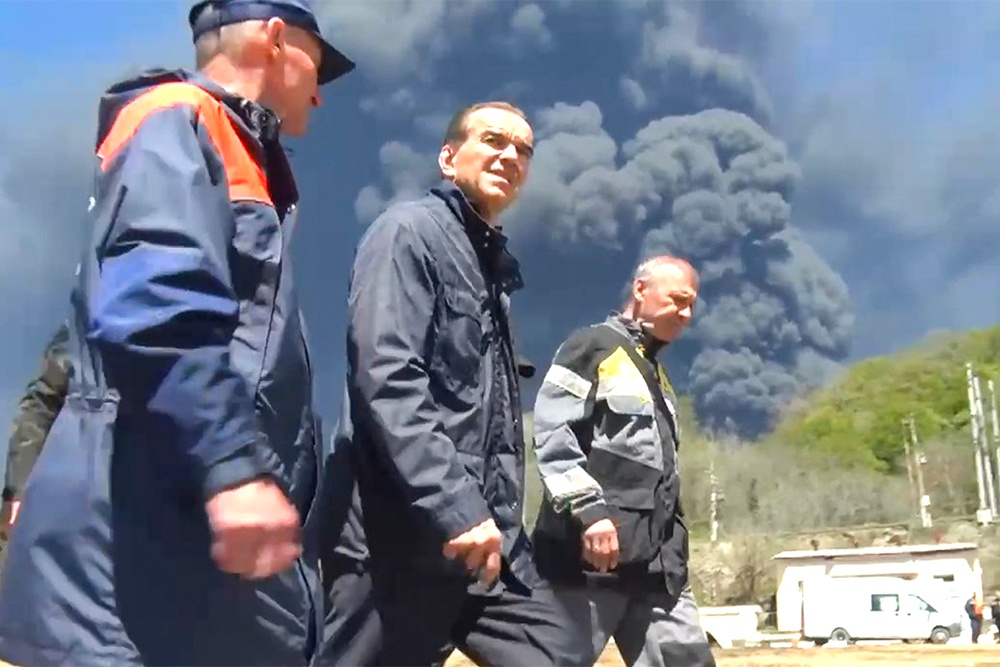 В Туапсе ликвидируют масштабный пожар после атак ВСУ