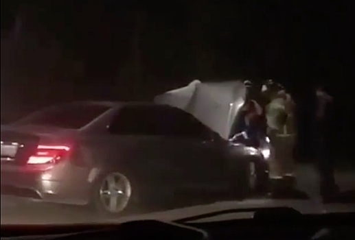 В Ростове Mercedes-Benz устроил лобовое ДТП с пострадавшим