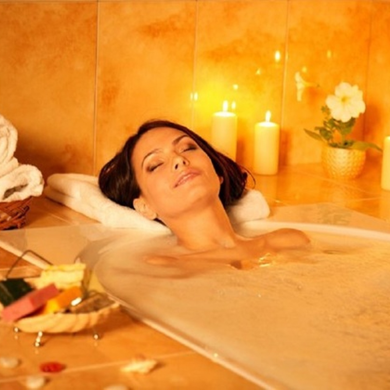 Сколько нужно принимать горячую ванну. Спа процедуры. Ванна для релаксации. Мужчина в ванной. Термальные ванны.
