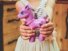 В Челябинске спасатели освободили палец 3-летнего ребёнка от игрушки