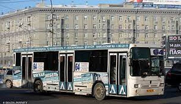 В Новосибирске из-за долга перевозчика приставы арестовали два его автобуса