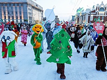 В Новосибирске прошел парад новогодних игрушек