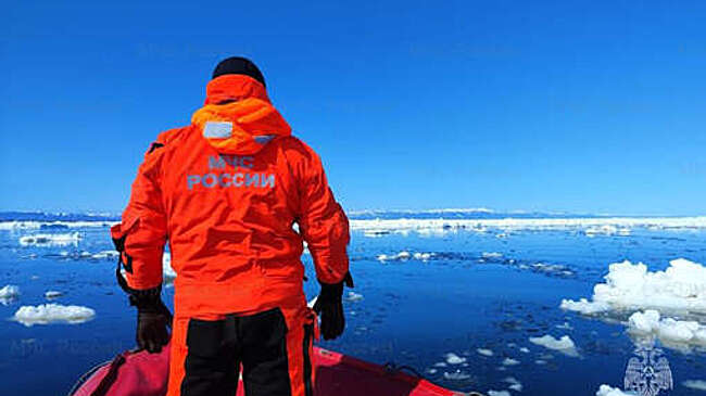 Amur Mash: в Сахалинской области отколовшуюся льдину с рыбаками уносит в море