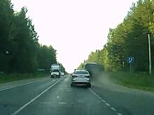 На Советском тракте автомобиль KIA Rio врезался в грузовик на обочине