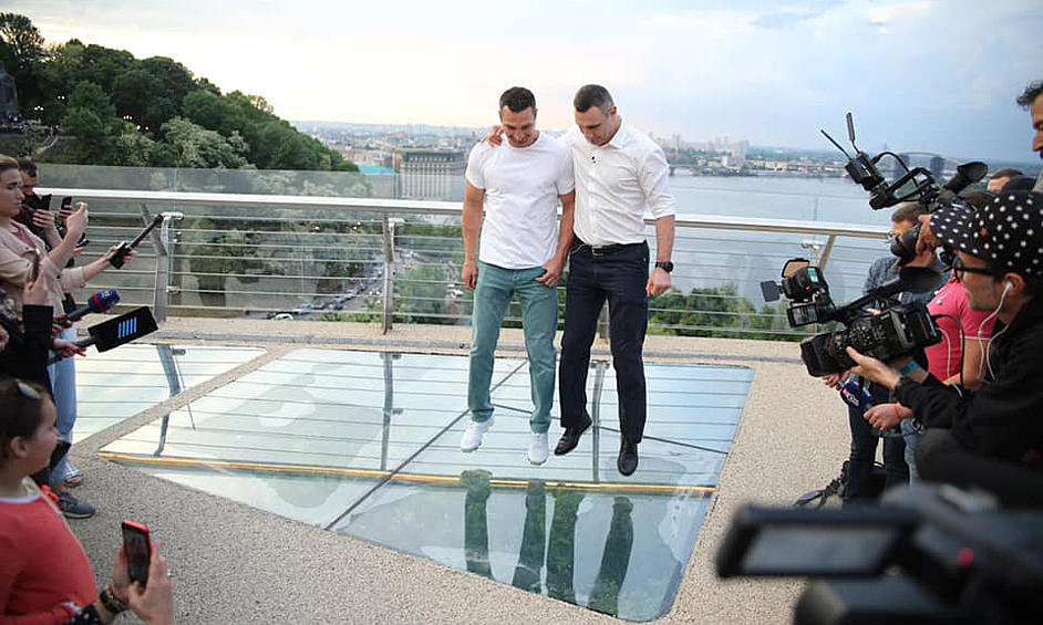 На торжественной церемонии открытия моста Владимир и Виталий Кличко испытали прочность стеклянного пола.