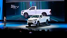 Toyota представила концепт электрического пикапа HiLux