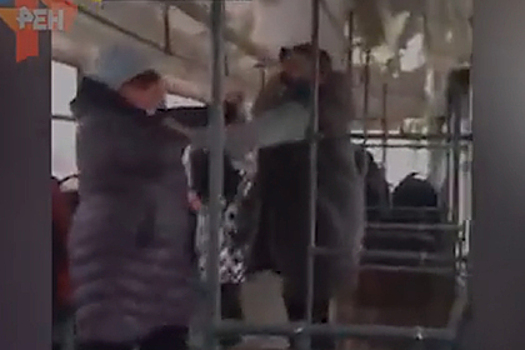 Кондуктор избил россиянина за оплату проезда крупной купюрой и попал на видео