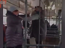 Кондуктор избил россиянина за оплату проезда крупной купюрой и попал на видео