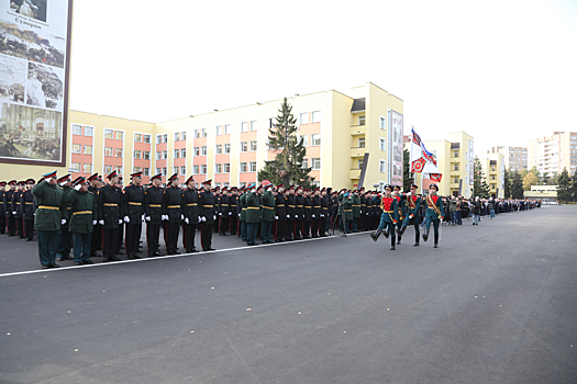 В день своего 80-летия Московское суворовское военное училище награждено орденом Почета