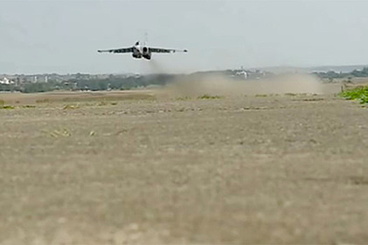 Полет восстановленных в Грузии советских штурмовиков Су-25 попал на видео