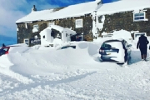 Из-за снежной бури десятки британцев провели в пабе несколько дней