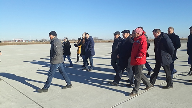 Саратовские депутаты прогулялись по взлетной полосе "Гагарина"