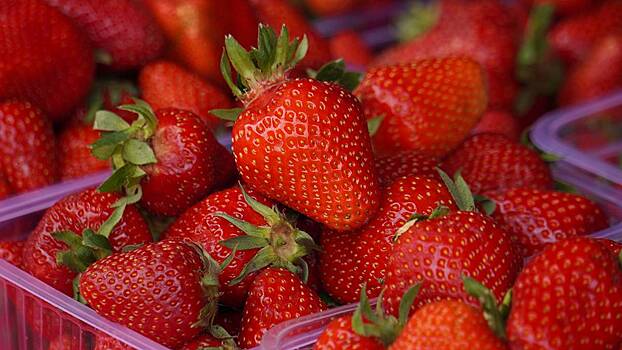 Диетолог назвала три вида ягод для уменьшения жира на животе