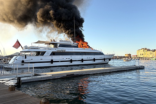 AFP: В Сен-Тропе загорелась 41-метровая суперъяхта Sea Lady II