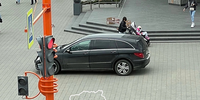 Незаконно припаркованный автомобиль возмутил жителей Кемерова