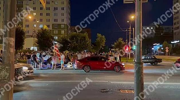 Полицейский автомобиль перевернулся в Подмосковье