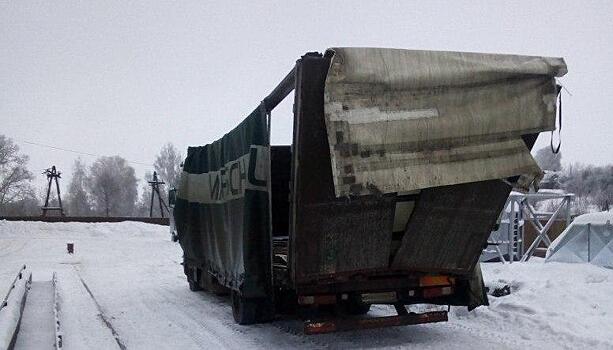 В Котельниче очередная фура «сложилась», въехав в мост