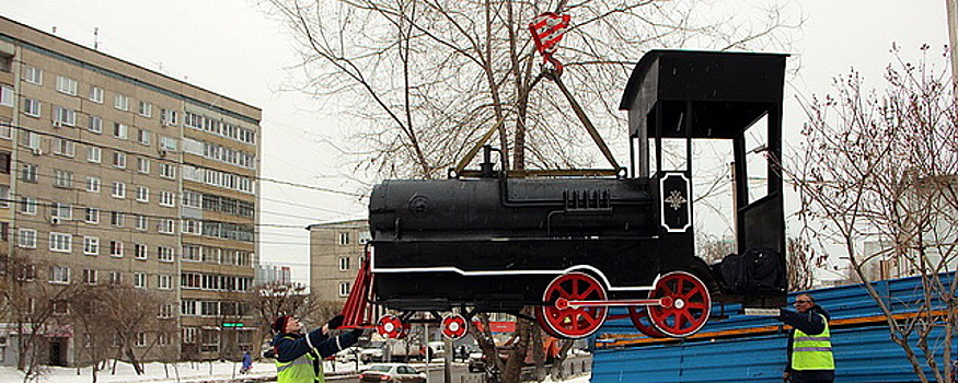 В Железнодорожном районе Красноярска установили новый арт-объект – трехметровый паровоз