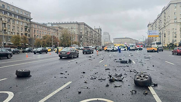 На Кутузовском проспекте в Москве столкнулись три машины
