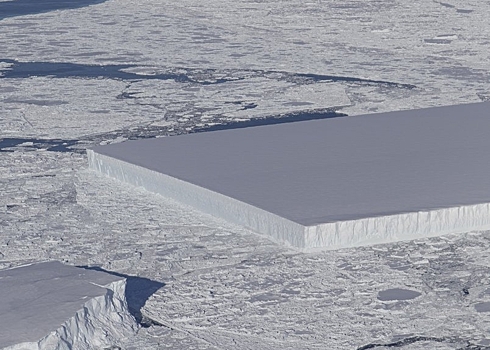 Найден айсберг идеальной прямоугольной формы