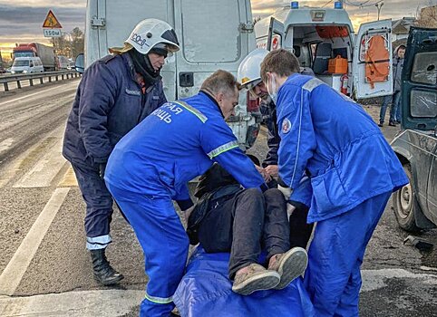 Спасатели помогли пострадавшему в ДТП выбраться из машины на трассе «Волга»