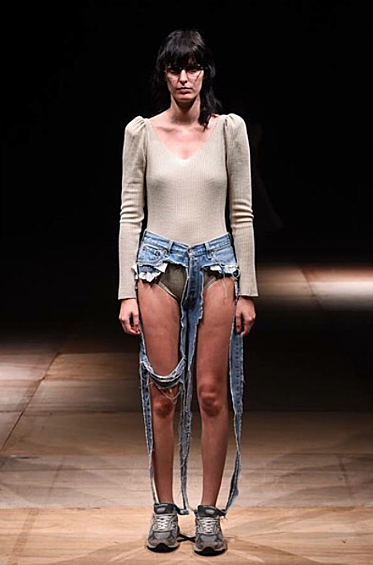 А к таким джинсам надо выпускать коллекционную сумку, потому что в карманах этой модели вряд ли что-то сохранится.