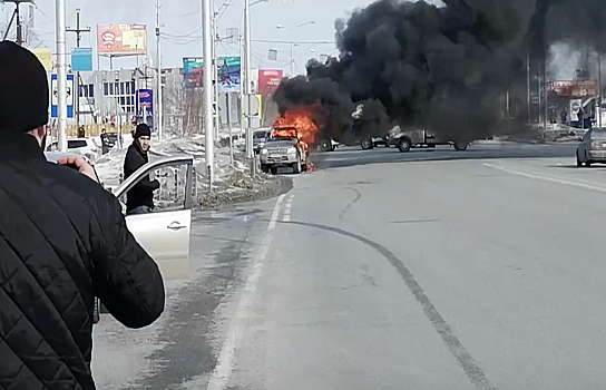 В Сургуте водитель вспыхнувшего на перекрёстке авто получил ожоги