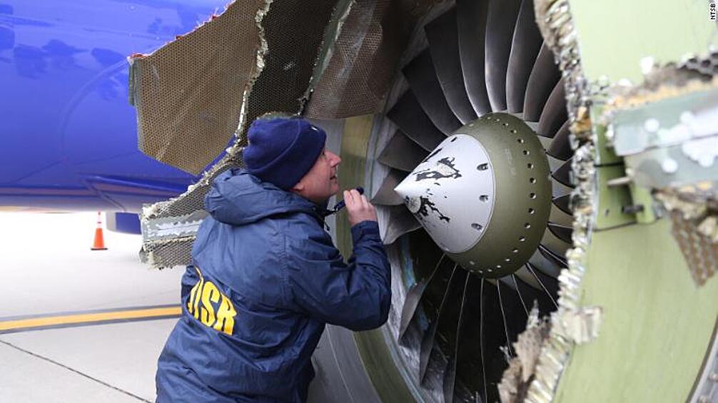 Это первый инцидент гибели пассажира на борту американского пассажирского самолета с 2009 года