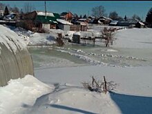 «Это нормально вообще?»: жителей города в Башкирии затопило водой неизвестного происхождения