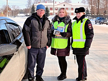 В Республике Марий Эл сотрудницы Госавтоинспекции и общественники поздравили мужчин водителей с Днем защитника Отечества