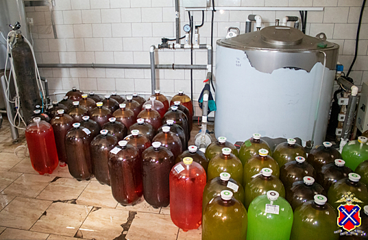 На пивзаводе в Волжском подпольные «винокуры» смешивали спирт с неочищенной водой и красителями