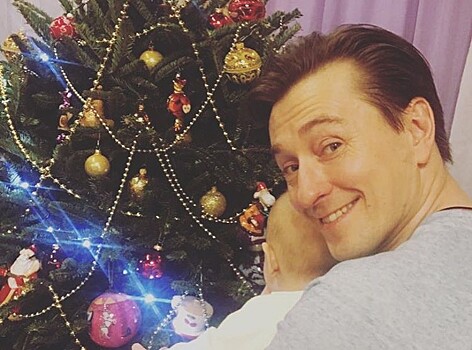 «Ездовой папа»: Сергей Безруков покатал дочку на тюбинге
